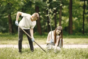group young volunteers with B&Q Spade - what you need to know before buying a B&Q spade
